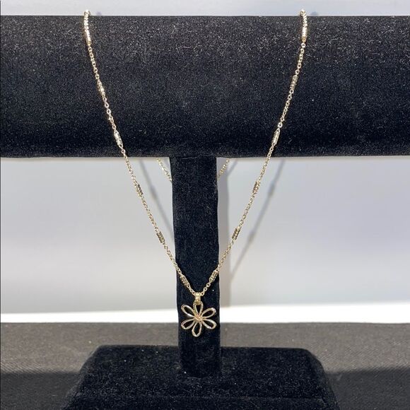Elegant Gold flower pendant with a thin necklace chain - Picture 1 of 8
